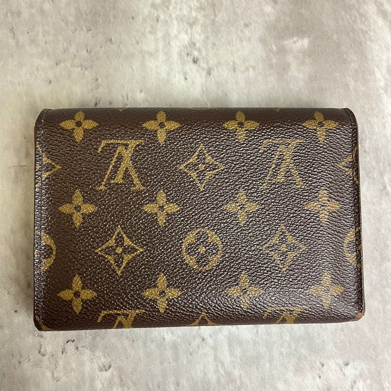 ✨良品✨ LOUISVUITTON ルイヴィトン 三つ折り財布 モノグラム ポルトトレゾール エテュイ パピエ 総柄 ゴールド金具 ロゴ型押し  シリアル ウォレット カードケース ウォレット パス付き PVCレザー レディース ブラウン 茶色 - メルカリ