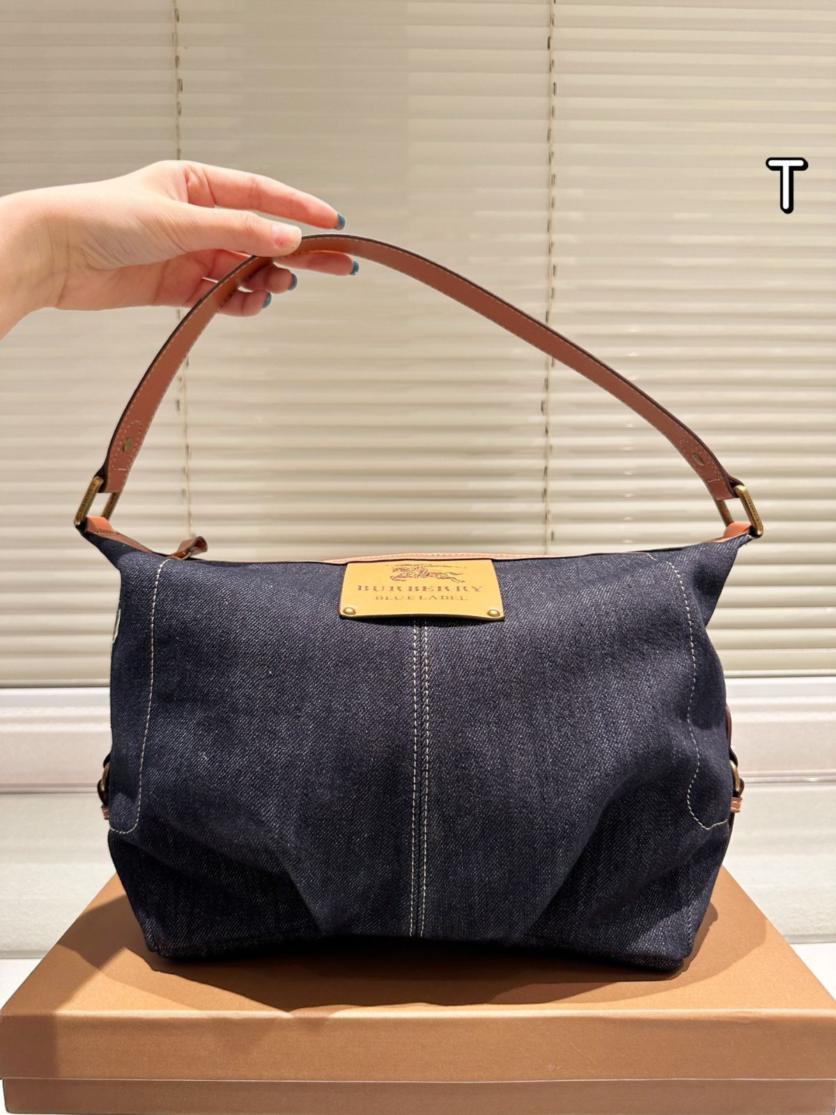 ★関税込み・送料無料★ バーバリー TB ロゴ エンボス スライド 今日特価】Burberry TB Bag・バーバリー TB バッグ-WTO輸入3