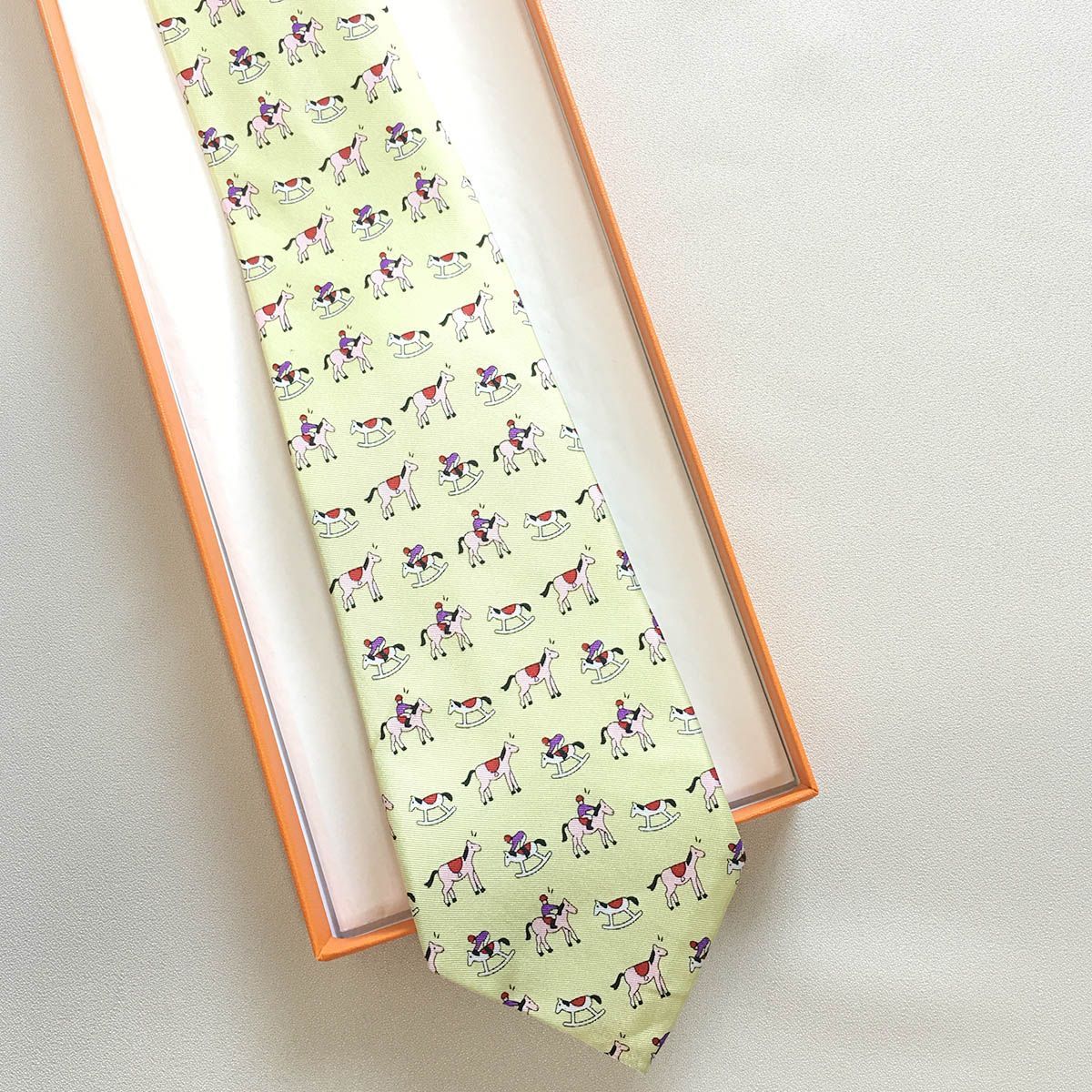 美品✨HERMES ネクタイ　エルメス　ライトグリーン　亀　アニマル　可愛い 美品 エルメス HERMES ネクタイ シルク100% フランス製 ライト