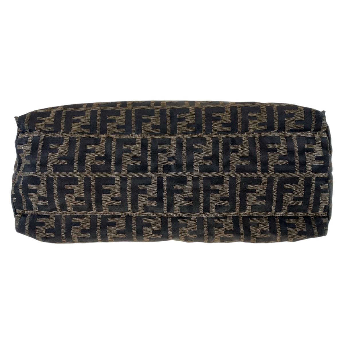 FENDI ズッカ柄　キャンバス　ロゴ金具　シルバー金具　ブラウン FENDI ズッカ柄 キャンバス ロゴ金具 シルバー金具 ブラウン FENDI