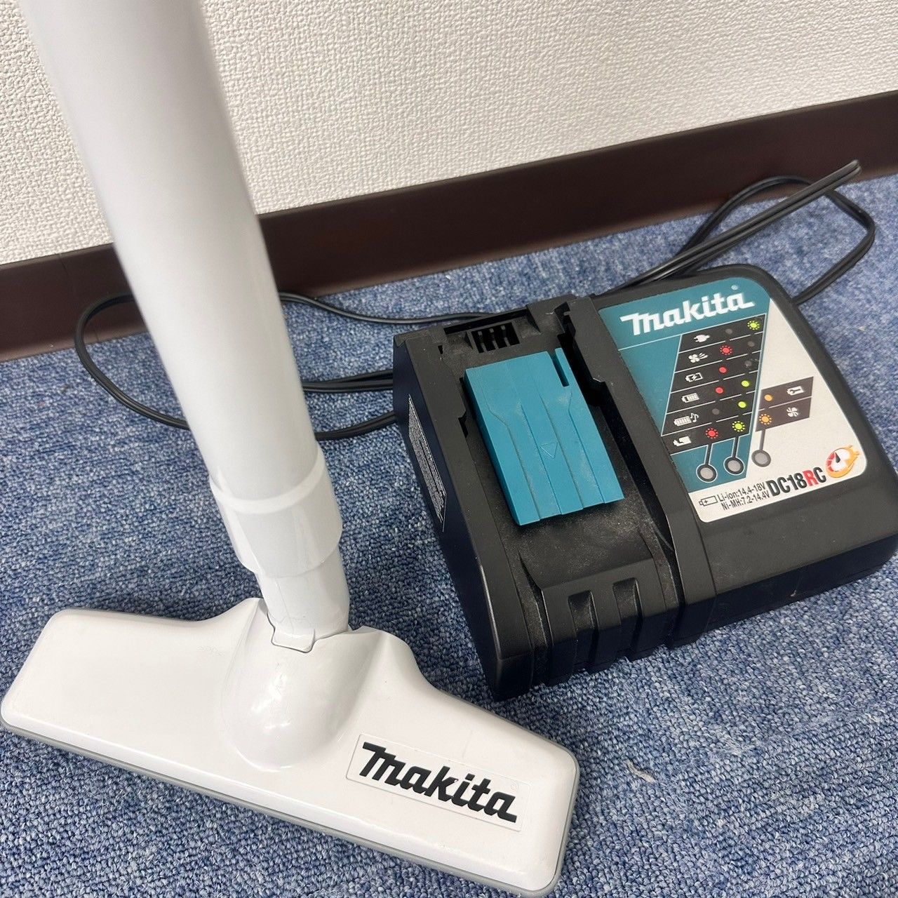 マキタ 充電式クリーナー CL182FD+充電器+バッテリー×2個 マキタ 充電式クリーナー CL182FD＋充電器 バッテリーセット ホワイト