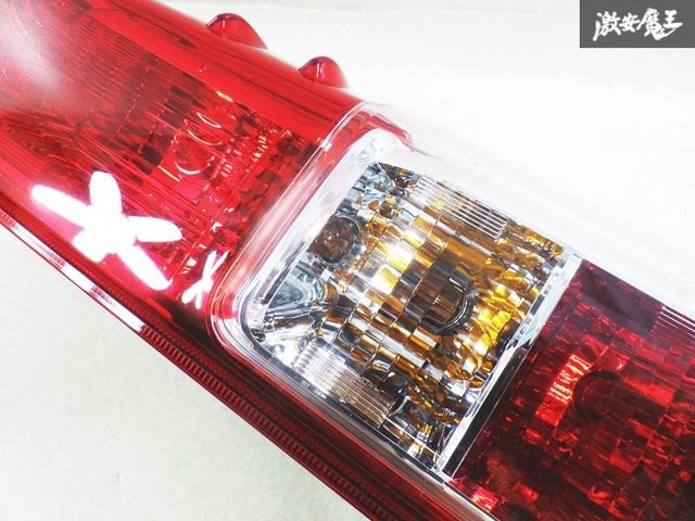 車 【新車外し・美品】トヨタ・ハイエース純正テールランプ・右側 №549