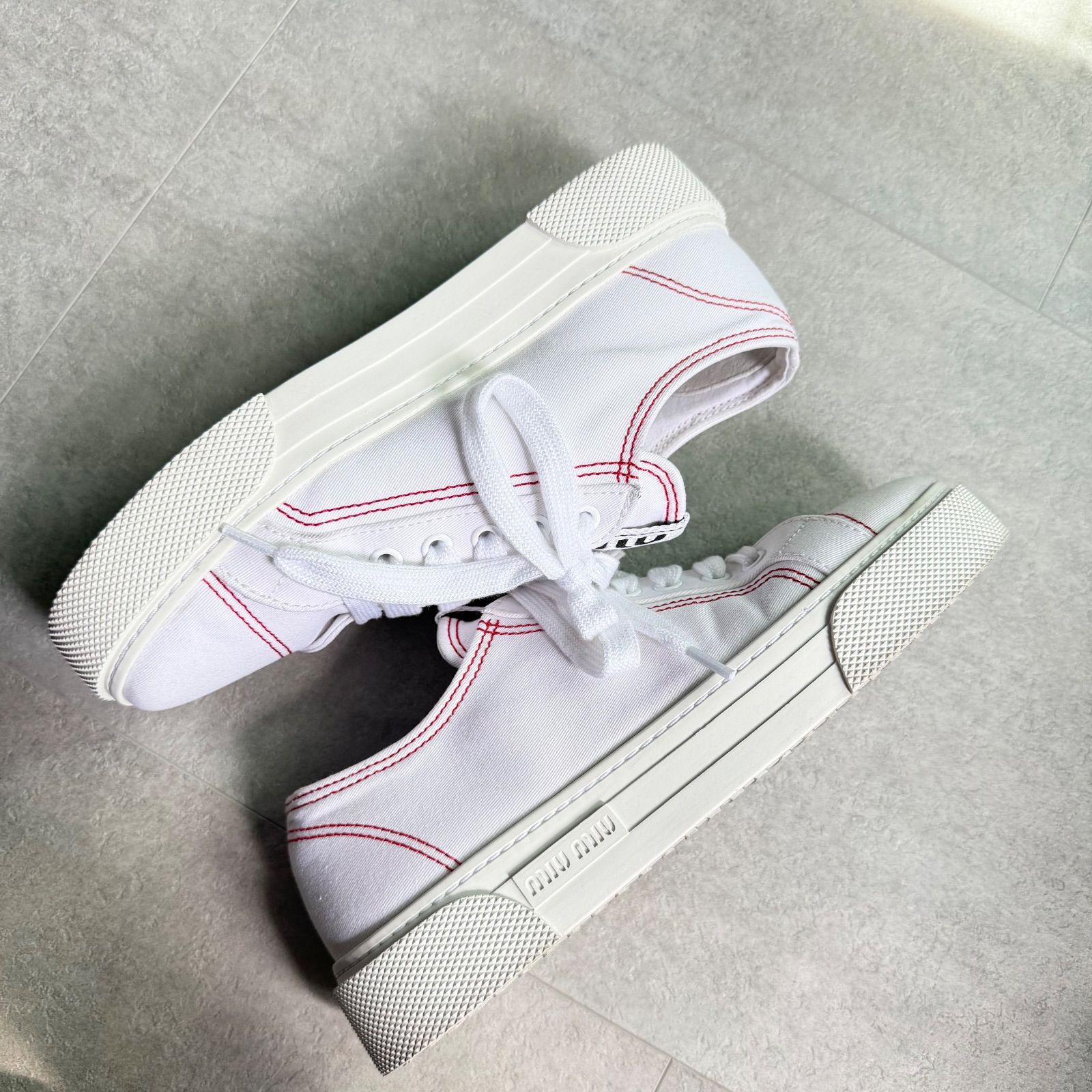 希少 美品 MIU MIU ミュウミュウ キャンバススニーカー ロゴ 白 赤