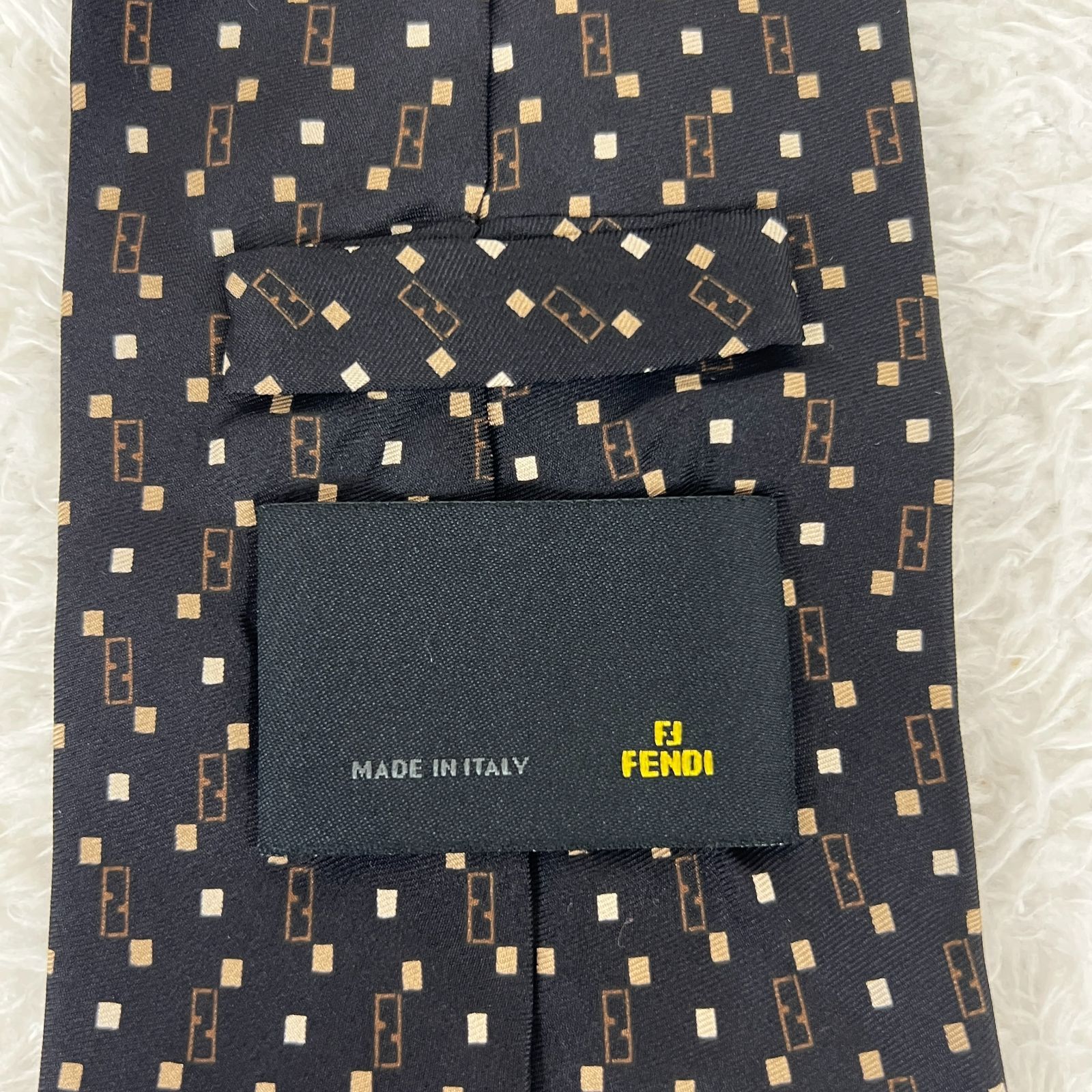 FENDI ネクタイ ブラック ゴールド ズッカ FFロゴ イタリア製 FENDI ネクタイ ブラック ゴールド ズッカ FFロゴ イタリア製