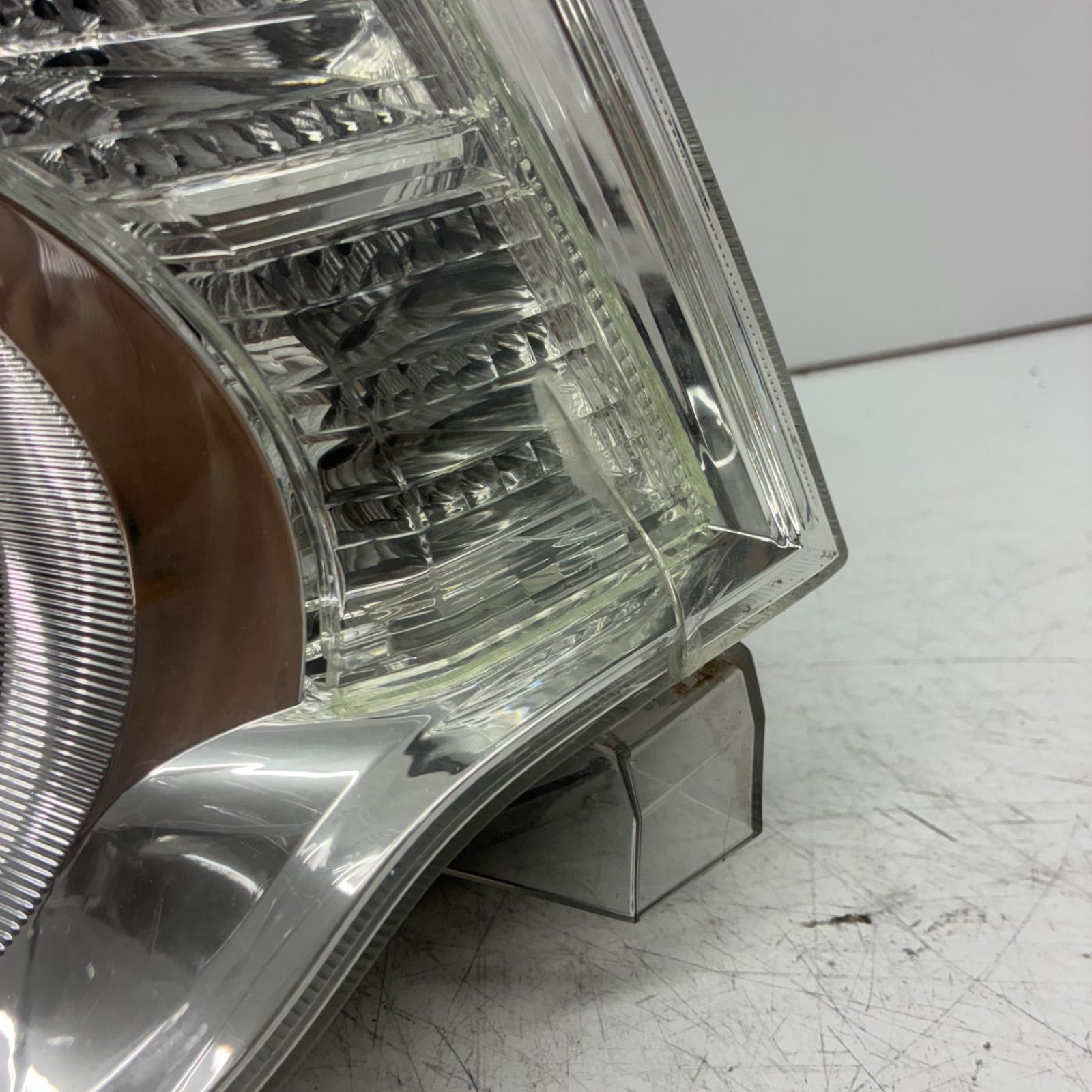 美品・右側ヘッドライトユニット（HID）｜トヨタ ノア ZRR70系 後期モデル M 値下げ可能!! トヨタ ZRR70 ZRR75 70系 ノア 後期 ヘッド