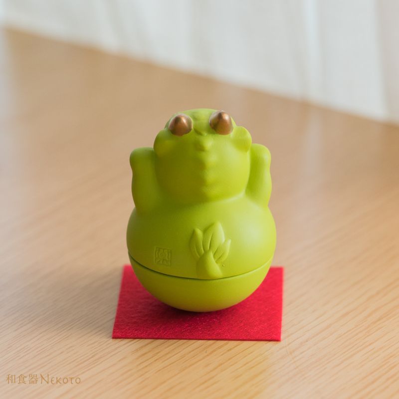 薬師窯 2024年 招福干支辰 錦彩招福おきあがり招き辰 置物 龍 たつ