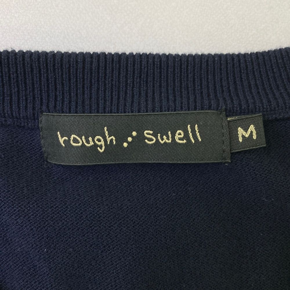サイズ：M ROUGH&SWELL ラフアンドスウェル RSM-22087 Vネック ニットセーター 刺繍  ネイビー系 [240101494454] ゴルフウェア メンズ ストスト サイズ：M ROUGH&SWELL ラフアンドスウェル RSM-22087 Vネック
