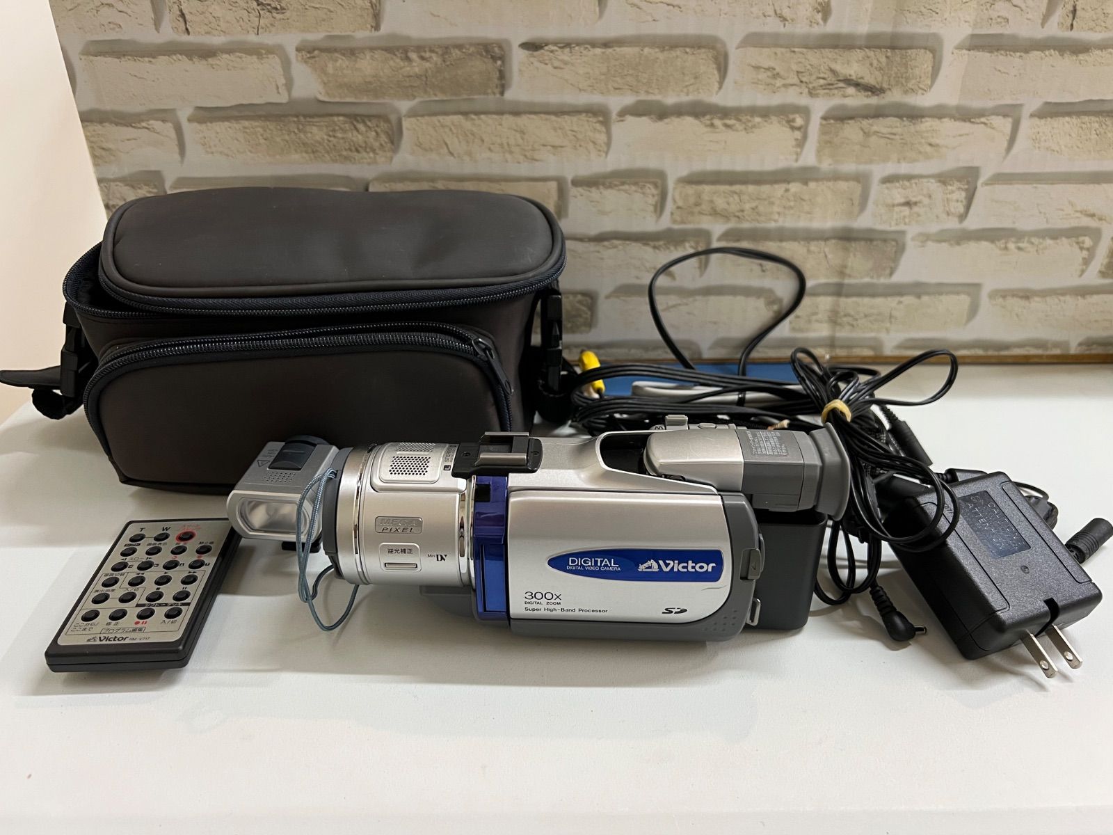 O6-11 Victor ビクター デジタルビデオカメラ GR-DV550K キャリーケース ライト リモコン 接続コード類付き