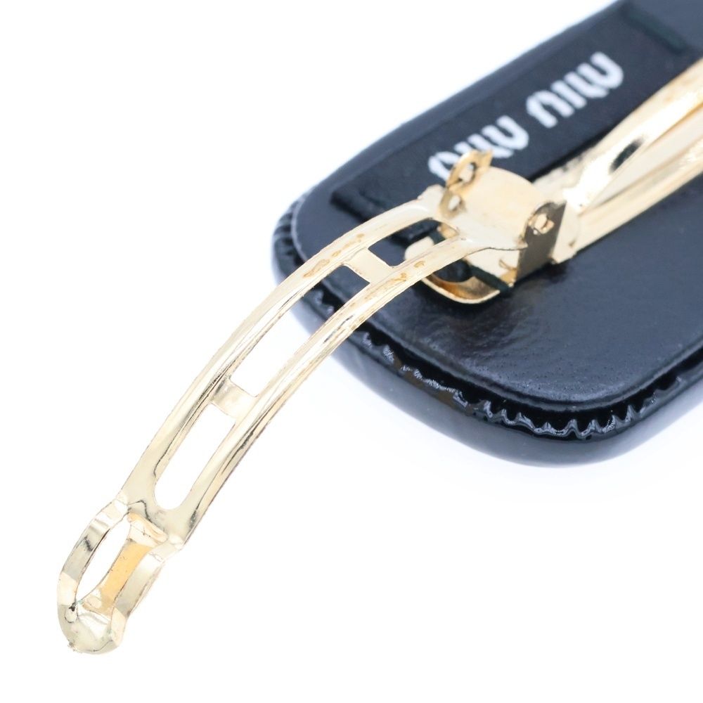 ミュウミュウ ロゴ入りブラックのパテントレザーのデコルテ miumiu (ミュウミュウ) ロゴ バレッタ ブラック ゴールド金具