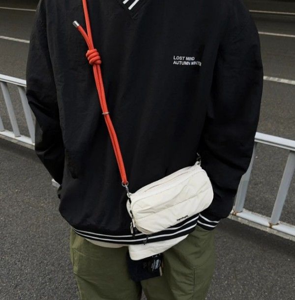 ストラップ付き