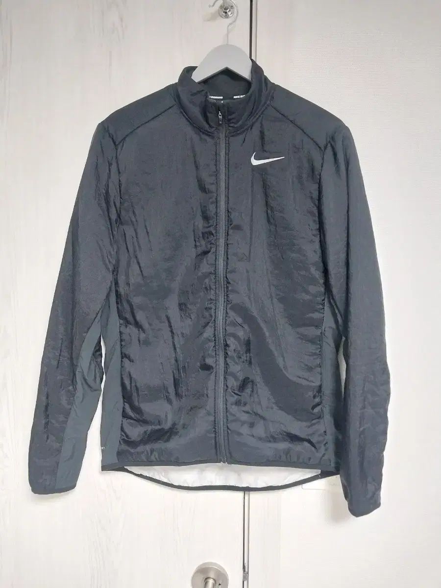 ナイキ エアロレイヤー ランニング ジャケット