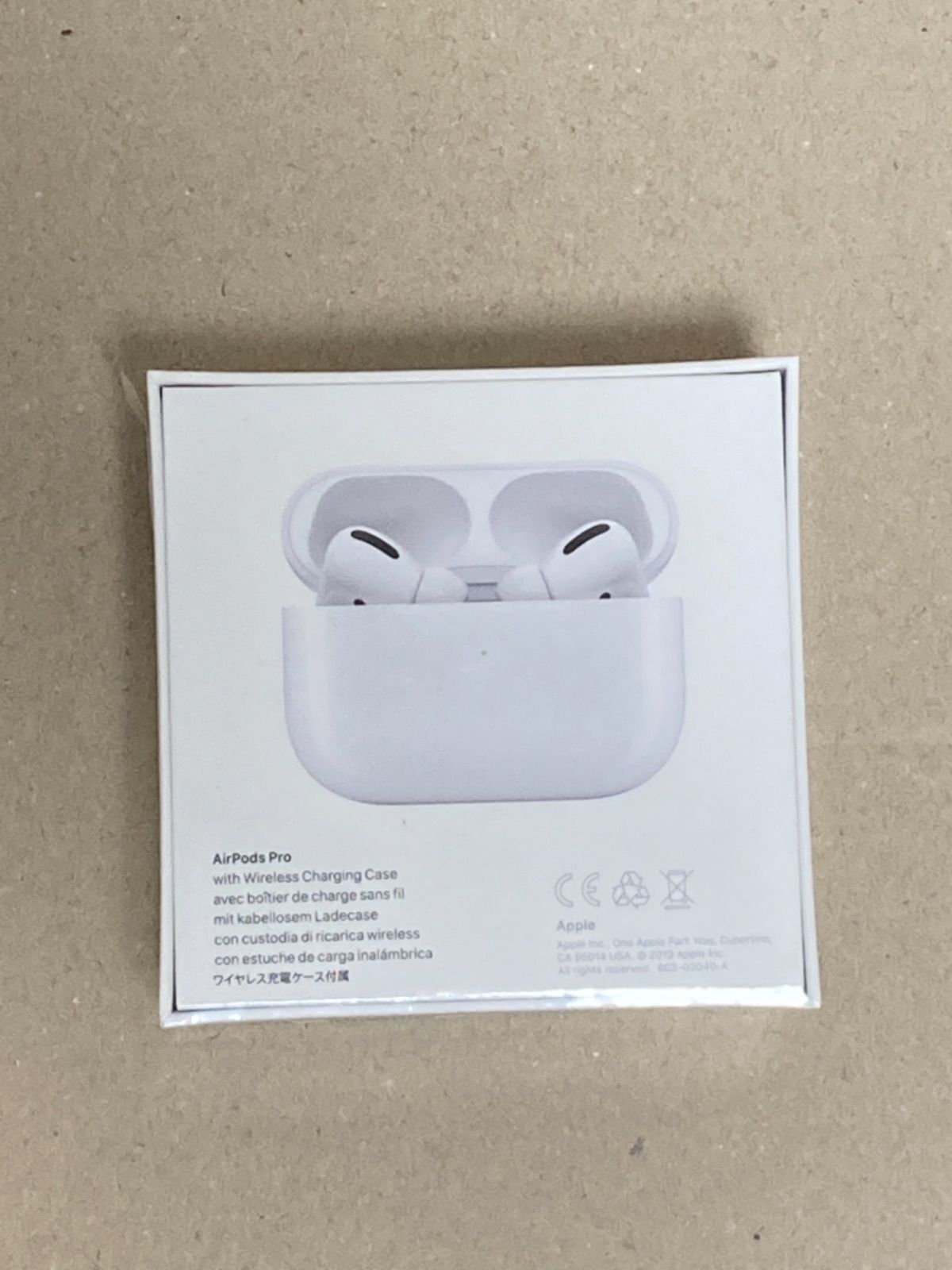 得価定番AirPods Pro MWP22J/A【別売りのケース付き】 ヘッドホン