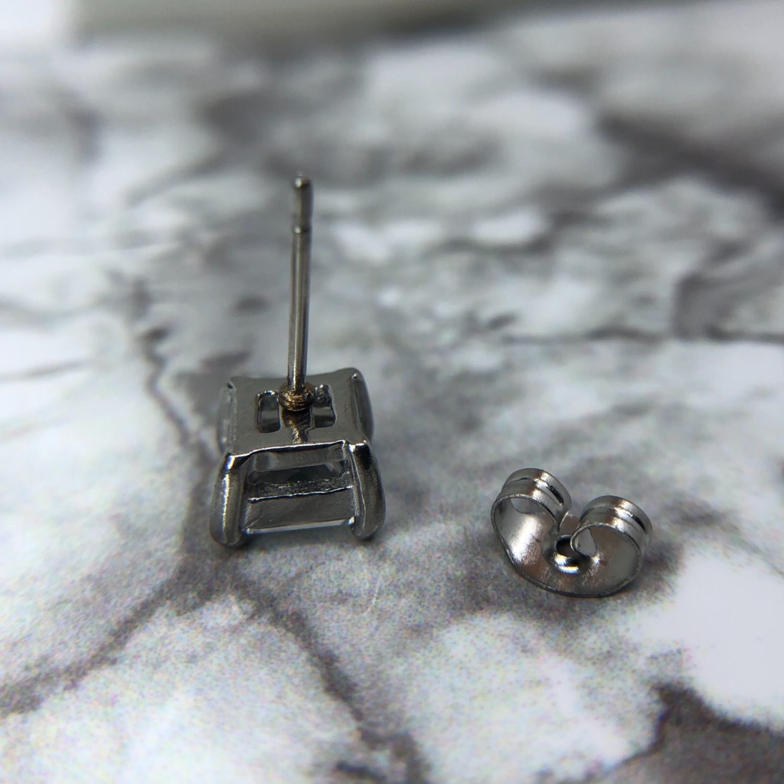 メルカリshops 新品 スタッド ピアス スクエア 爪止め シルバー ホワイト 片耳 18g