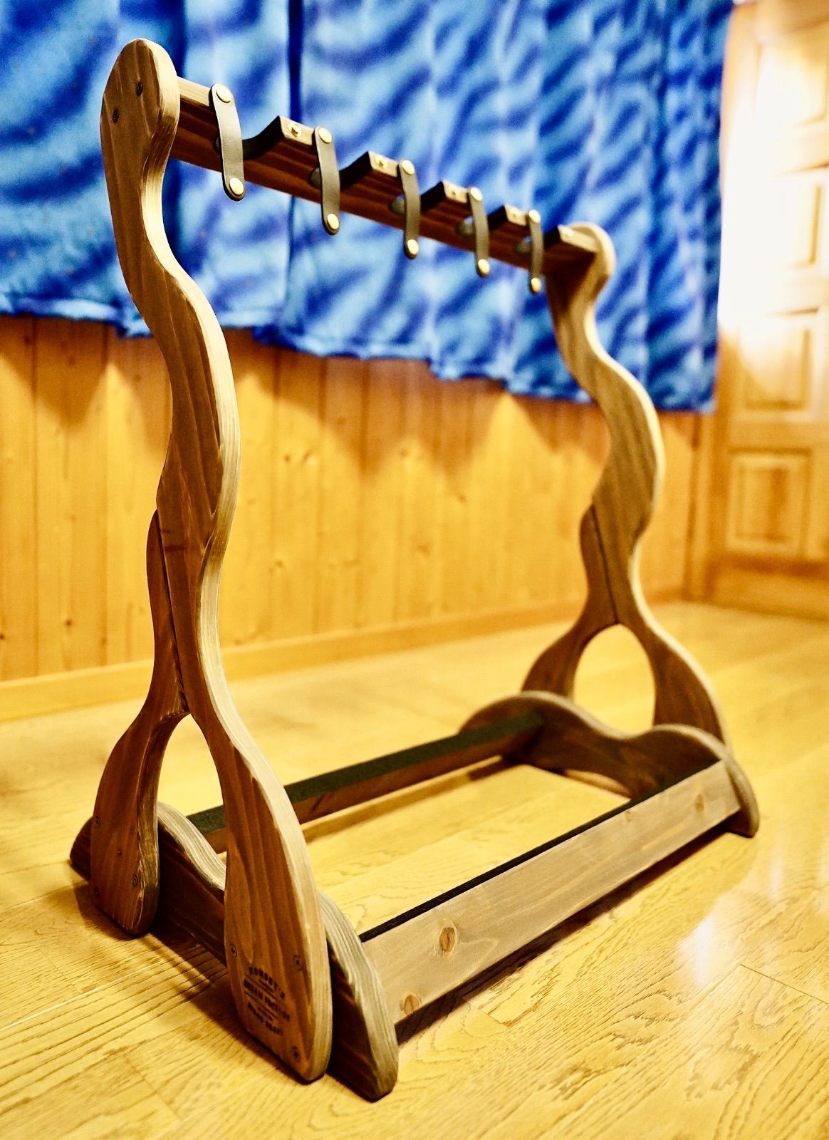 24時間以内に発送 手作り木工 木製ギタースタンド ステイン仕上げ 転倒防止本革ベルト付き WWW_TRAVELLANDINDIA_COM