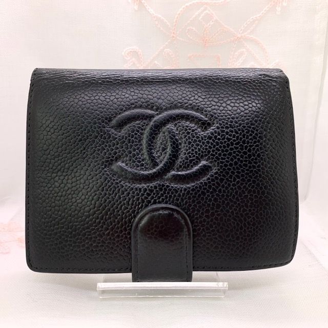 ☆希少☆ CHANEL シャネル 折り財布 キャビアスキン ココマーク がま口 キスロック 財布 ウォレット ロゴ刻印 ゴールド金具 シリアルシール  レザー 革 ブラック 黒 コンパクト お洒落 小物 レディース 正規品 鑑定済 フランス製 B-163 - メルカリ