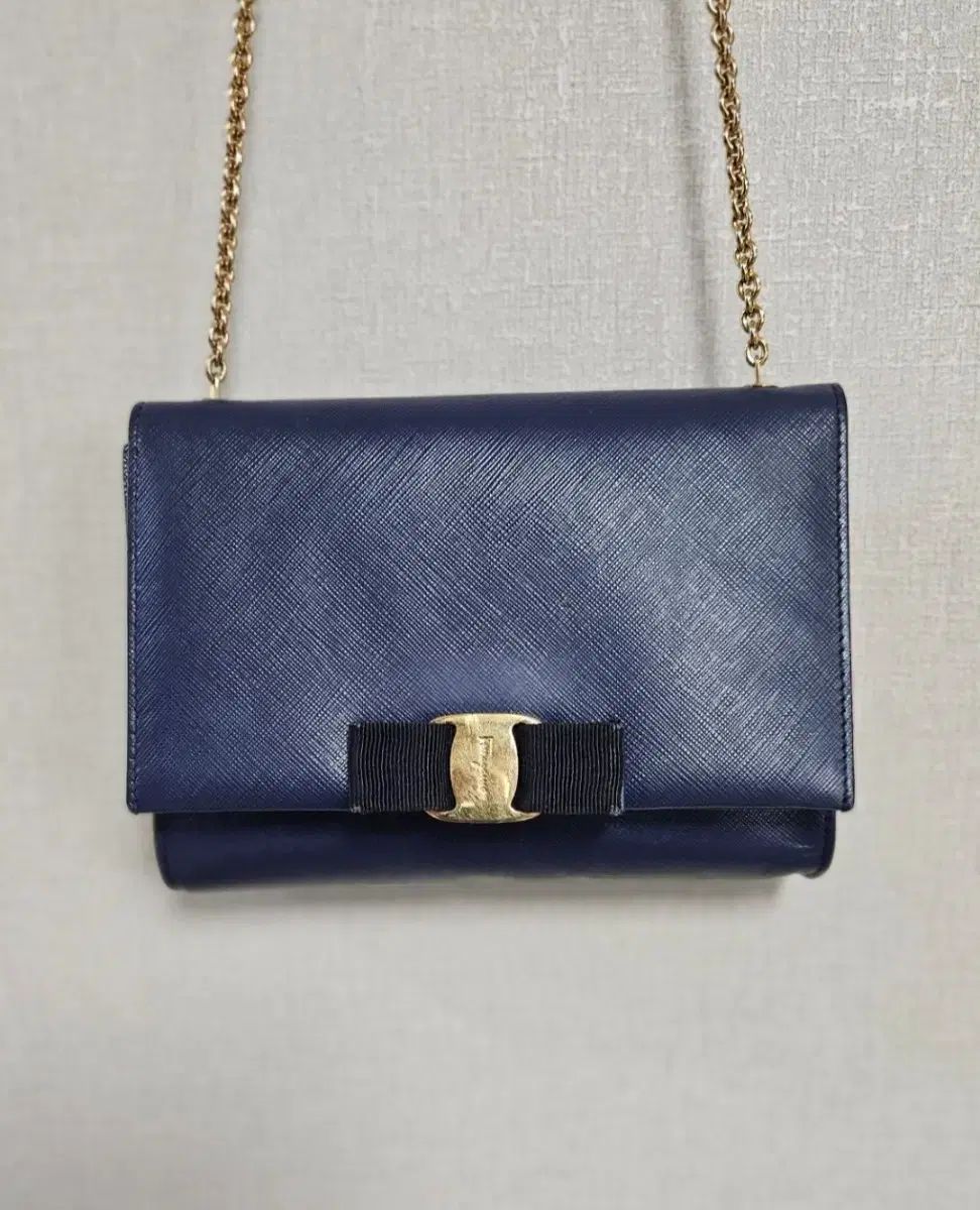 Salvatore Ferragamo サルバトーレフェラガモ フェラガモ サフィアーノ ジニーチェーン クロスバッグ