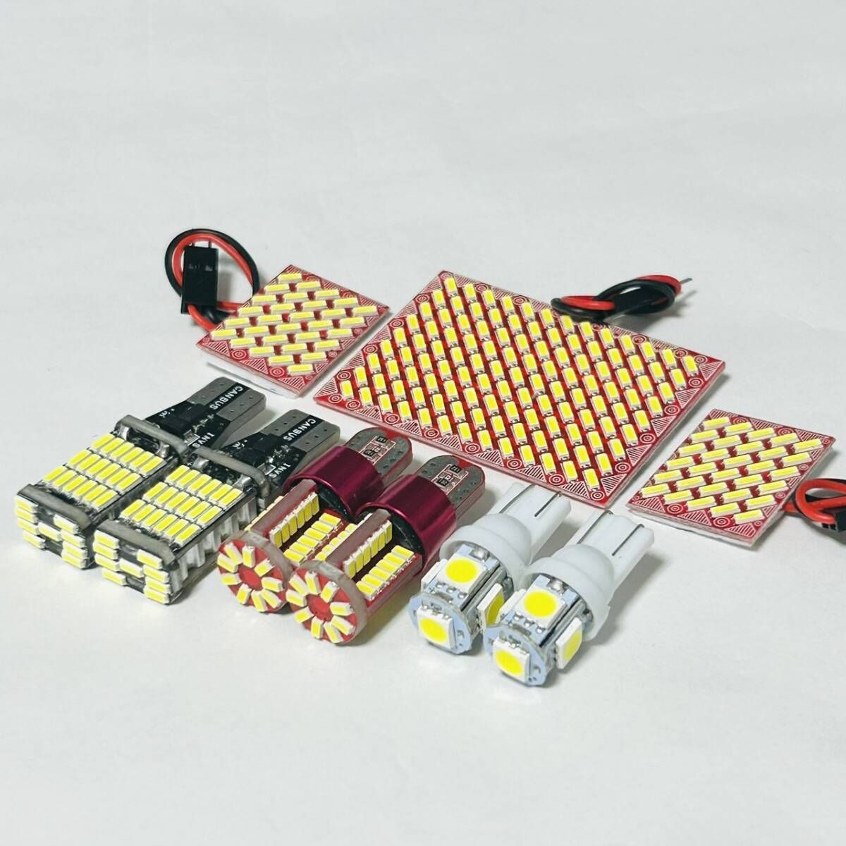 ダークブラウンの木製文机、3つの引き出し付き、曲線的デザイン