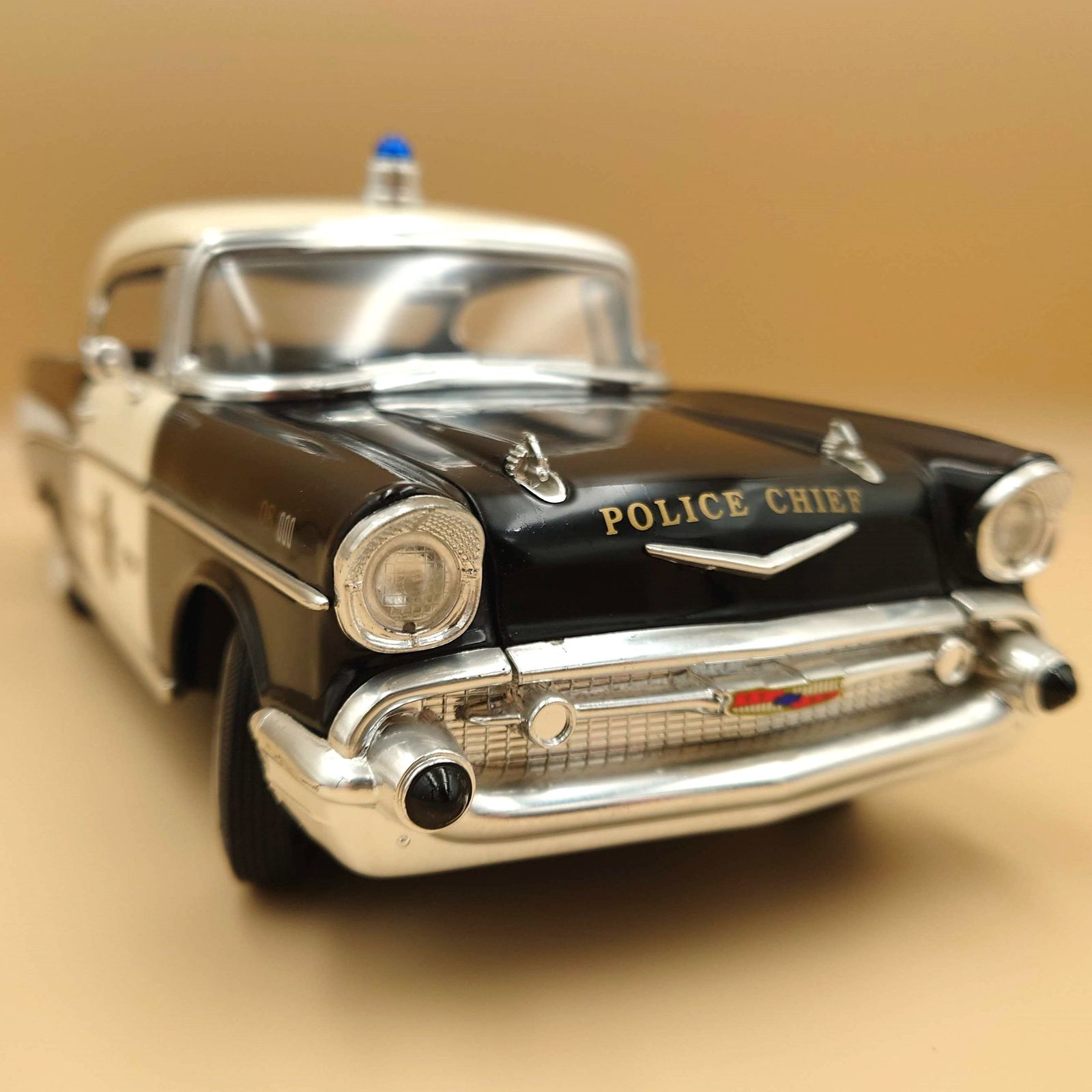 優待特典一覧 POLICE シボレーベルエア 1/18 CHIEF Signature製ダイ Road 1957 乗用車