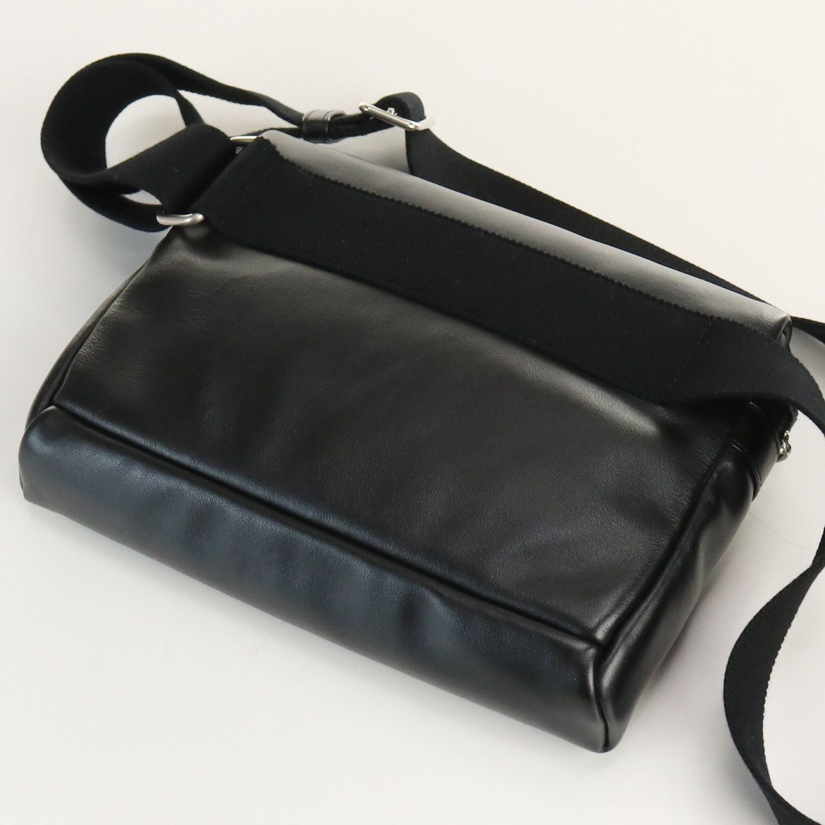 【ほぼ未使用】SAINT LAURENT レザー クロスボディ 634717 極美品】SAINT LAURENT レザー クロスボディ バッグ 634717