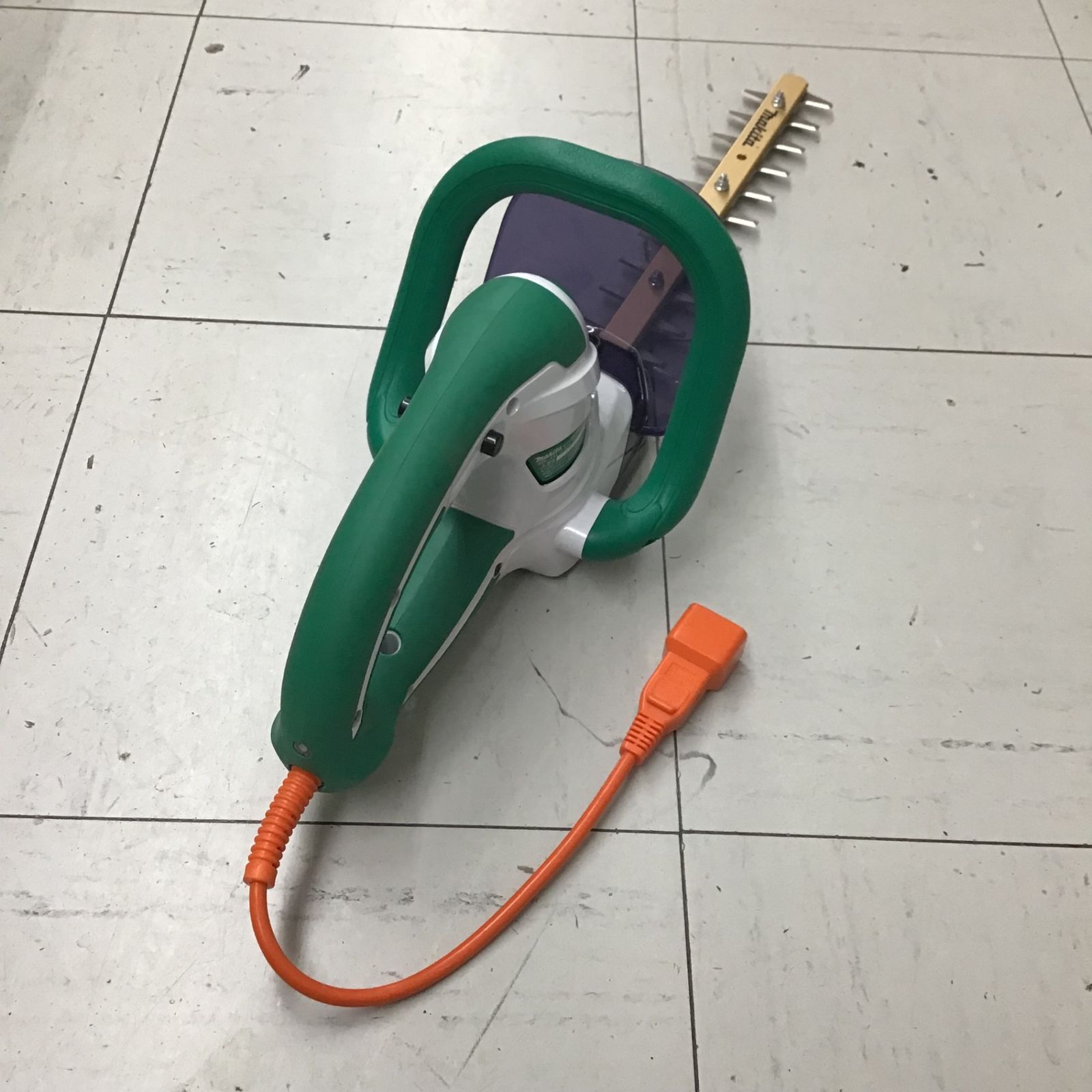中古美品】マキタ/makita 生垣バリカン 刈込幅300mm MUH3052 【鴻巣店 