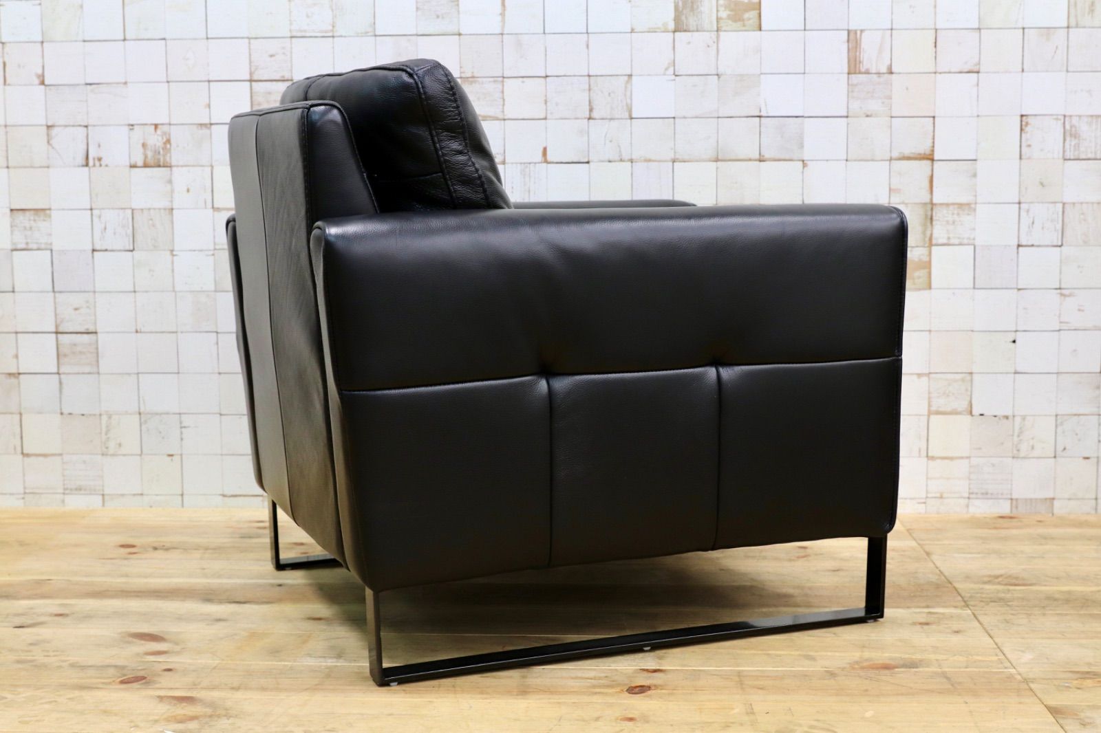 ミニマリズム GMIK541○IDC大塚家具 アームチェア L S 58N エルエス58 革 J-023Cブラック色 1人掛けソファ シングルソファ 定価約15.2万