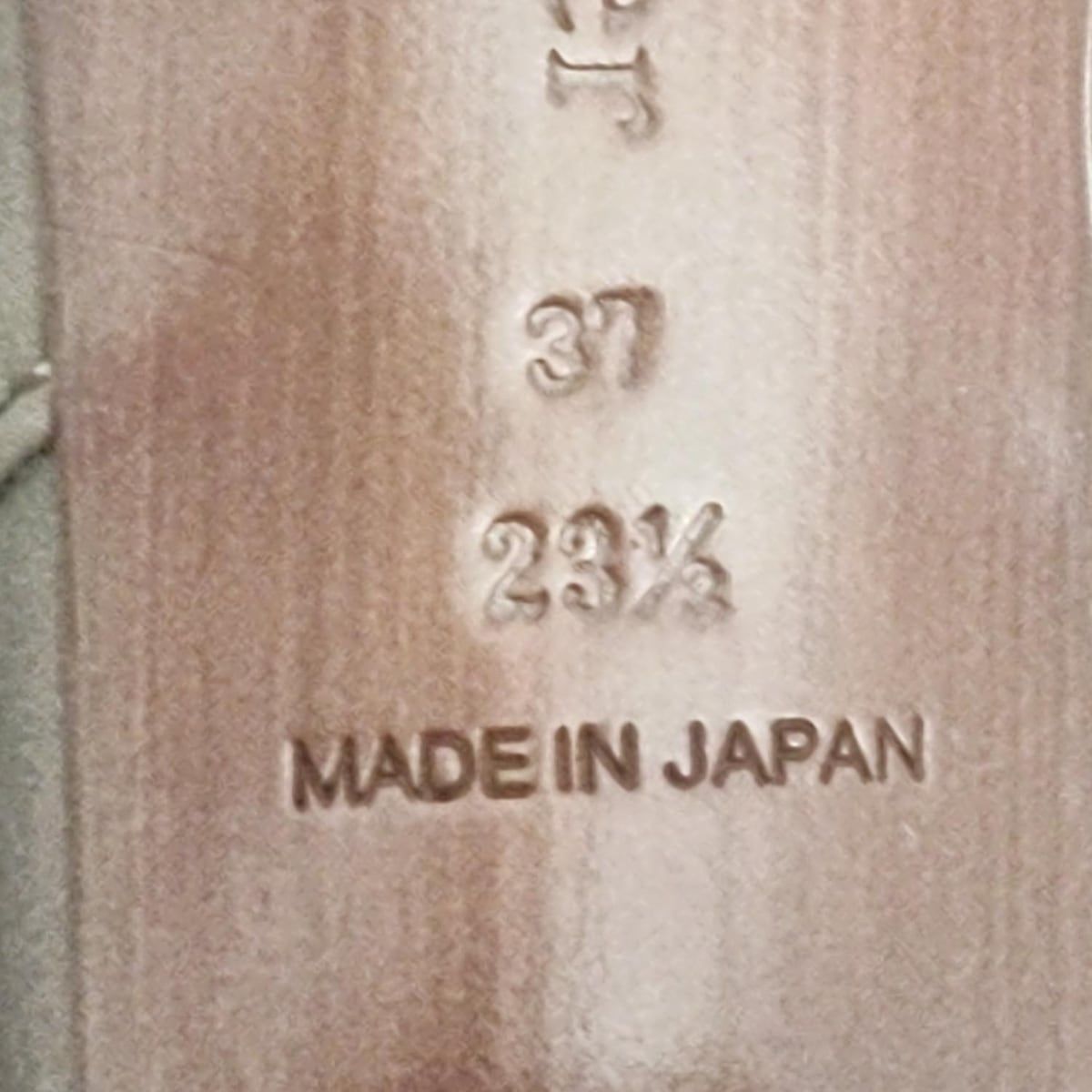 ダークブラウン