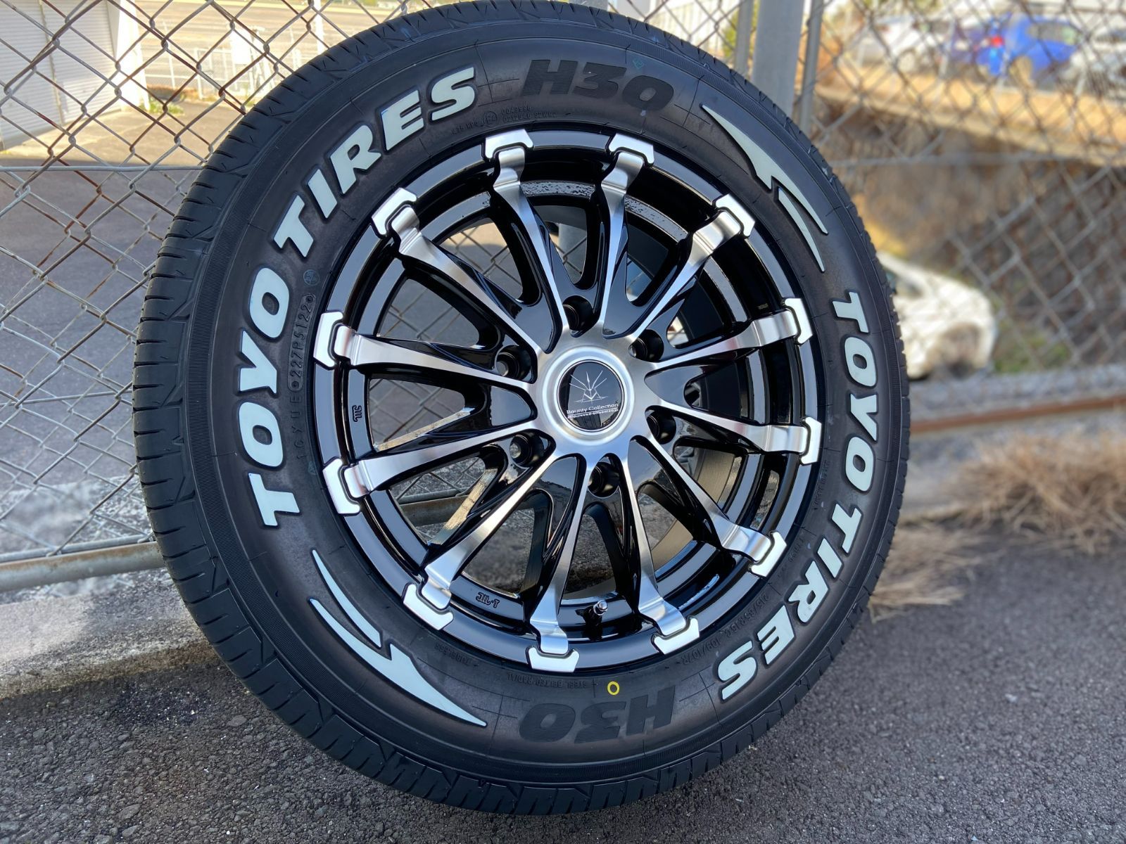 新品】200系ハイエース 17インチ タイヤホイール 4本セット TOYO H30 215/60R17 ホワイトレター  BountyCollection BD12 - メルカリ