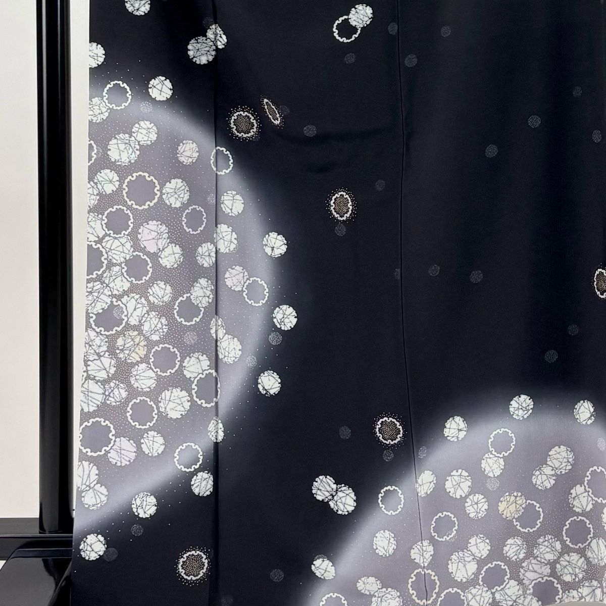 積極的な 付下げ 身丈166.5cm 裄丈68cm L 袷 落款 雪輪 金彩 ぼかし 黒 正絹 没入感のある