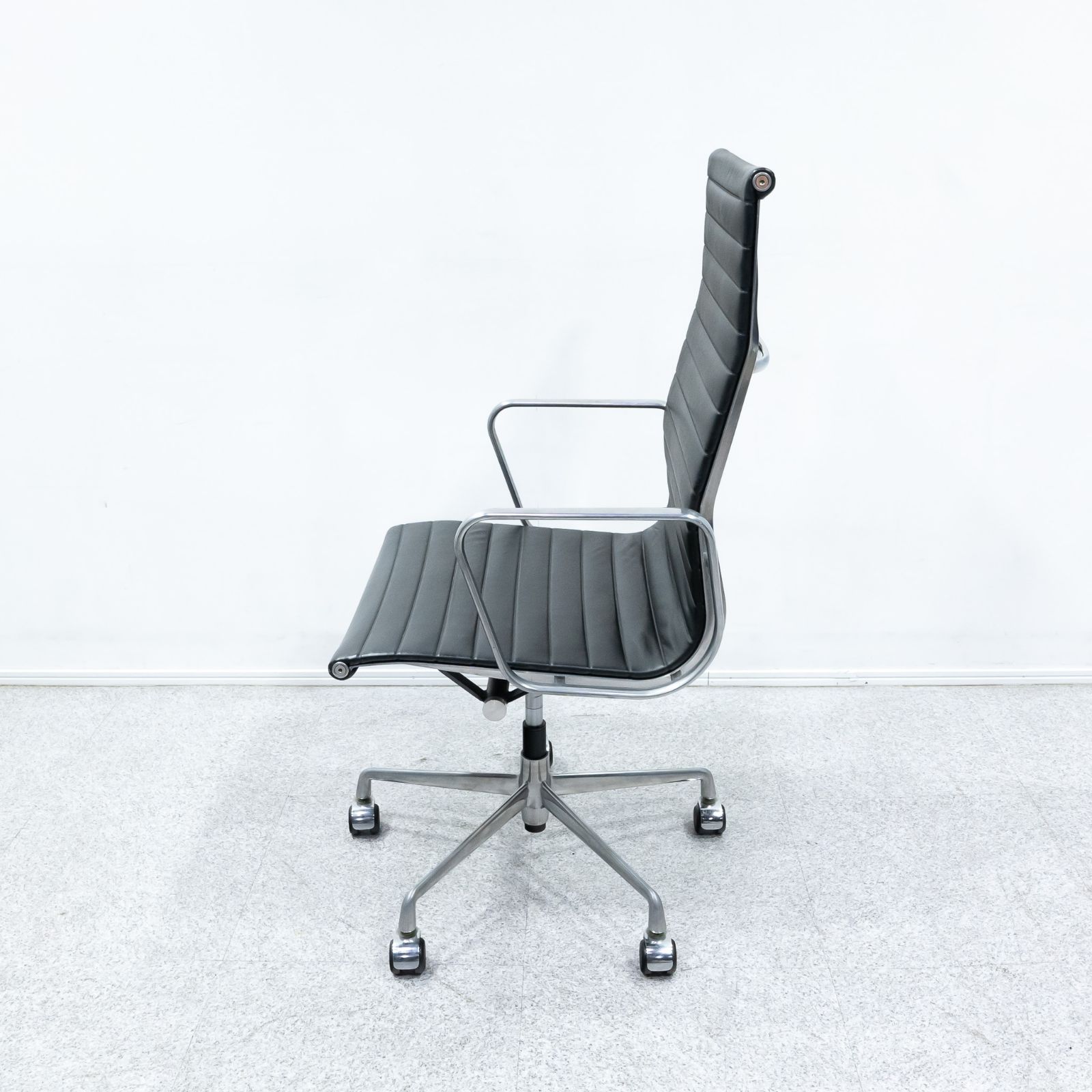 中古品】リプロダクト Eames Aluminum Group Executive Chair イームズアルミナムグループ エグゼクティブチェア  オフィス キャスター チェア ハイバック チャールズ&レイ・イームズ - メルカリ