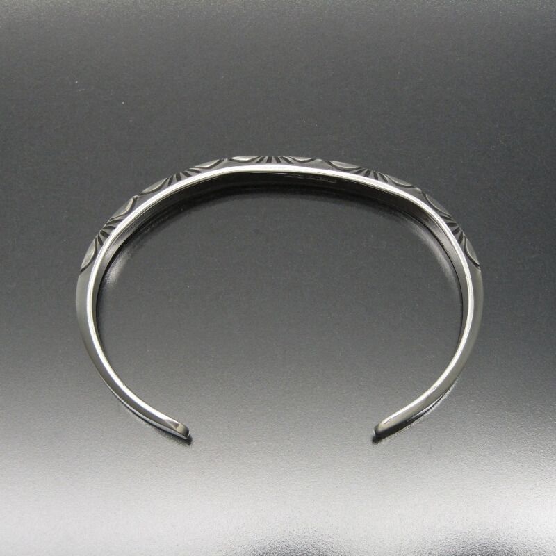 Tahe ナバホ族 バングル トライアングル スタンプワーク ブレスレット Tahe ナバホ族 バングル トライアングル スタンプワーク ブレスレット