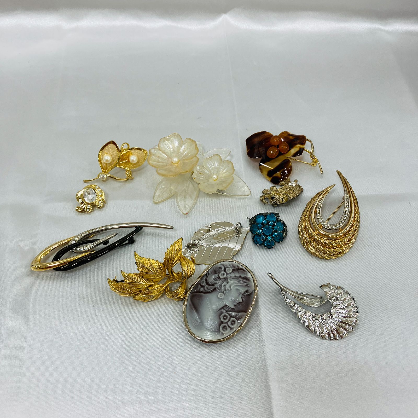 180 ブローチ コサージュ ジャンク まとめ売り アクセサリー A【まとめ売り】アクセサリー ブローチ コサージュ - メルカリ