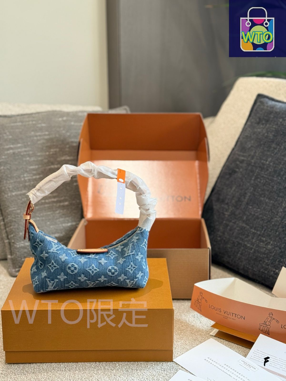 未使用に近い PRADA イヤホンケース 三角プレート サフィアーノレザー