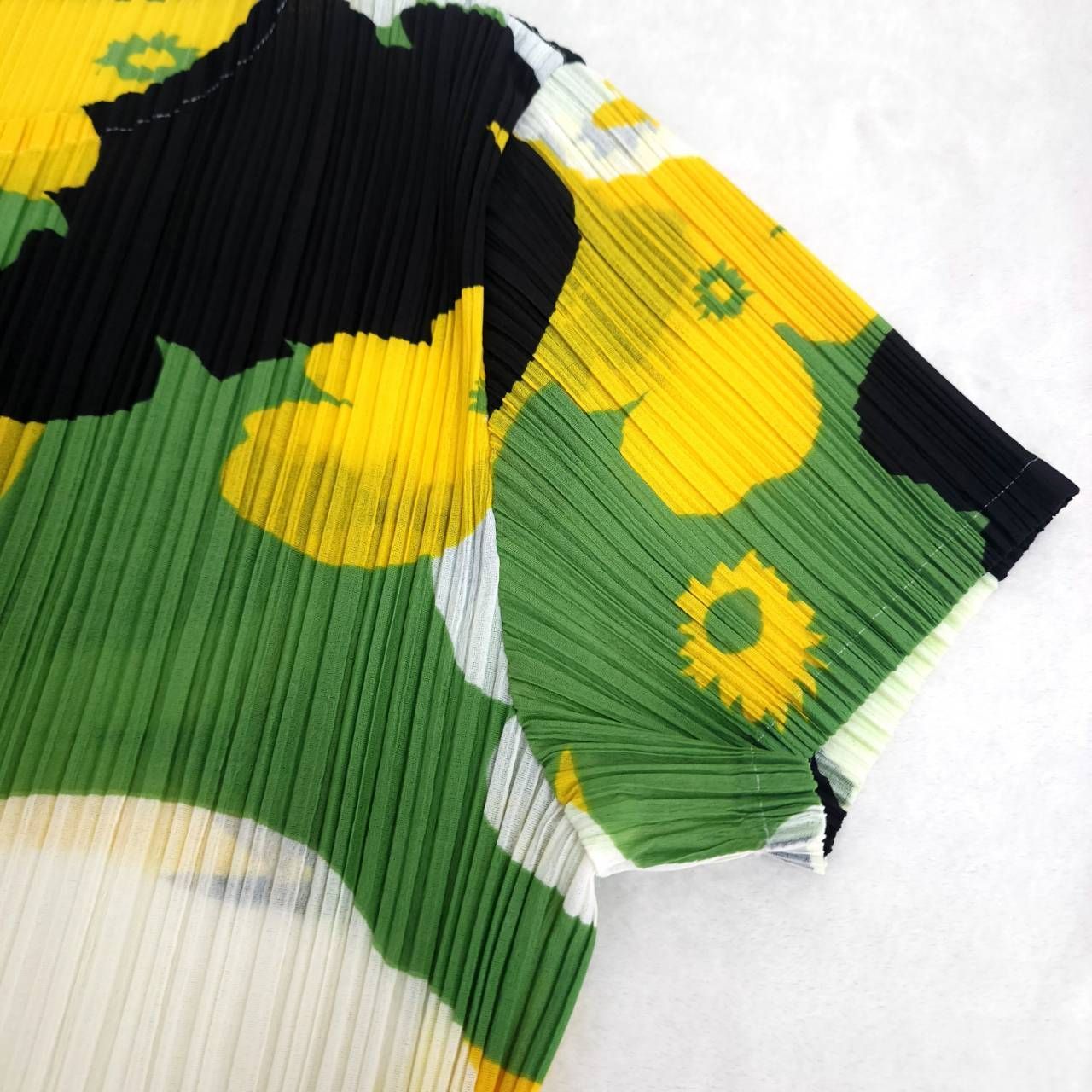 Issey Miyake ホワイトプリーツ半袖トップス Tops – ISSEY MIYAKE ONLINE STORE