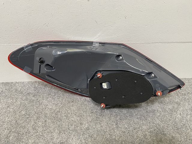 ベンツ Cクラス W205 純正テールランプ 右 A2059061457　美品② 新品!Cクラス W205 純正 右 テールランプ/ライト/レンズ LED