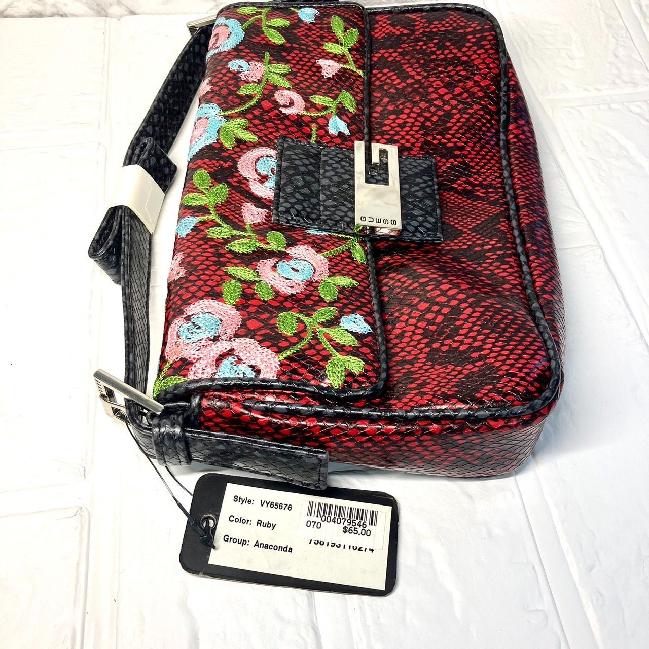 ✨【新品】GUESS ゲス ショルダーバッグ パイソン 花柄  レッド