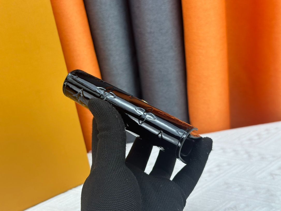 6つのカードスロットなど実用的な機能を持つエンベロープ型財布