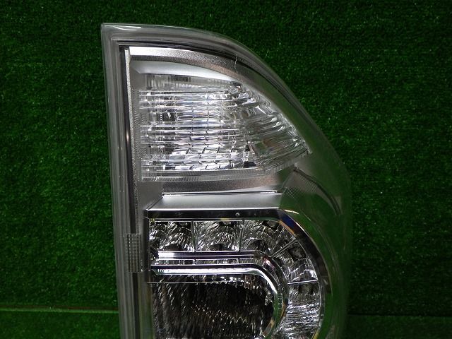 中古|良品70ヴォクシー LED右テールランプZRR70/75 前期28-220 中古|良品70ヴォクシー LED右テールランプZRR70/75 前期28-220｜