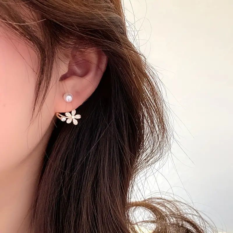 絶妙な黄金の花と光沢のあるジルコンフェイクパール装飾スタッドピアスエレガントなシンプルなスタイルの合金ジュエリートレンディな女性のギフト