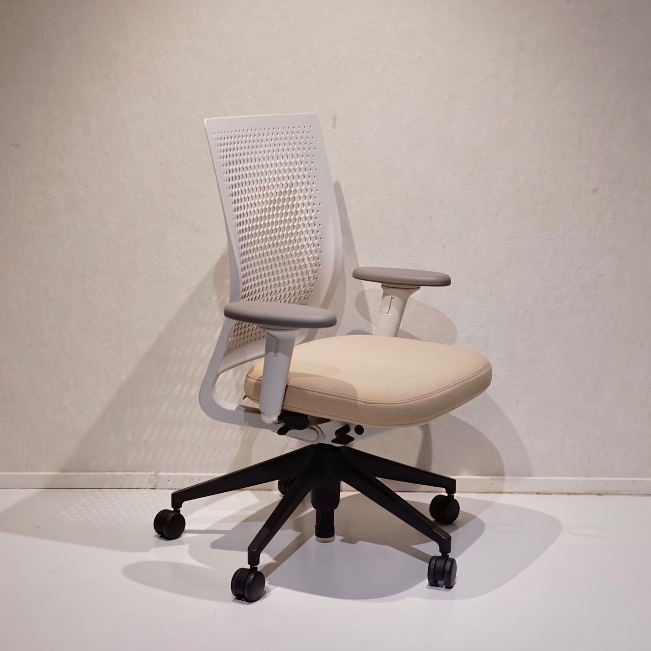 Vitra ヴィトラ ID Air IDエア オフィスチェア デスクチェア キャスター付き 昇降可 チェア 椅子 ファブリック 北欧 モダン ミニマル