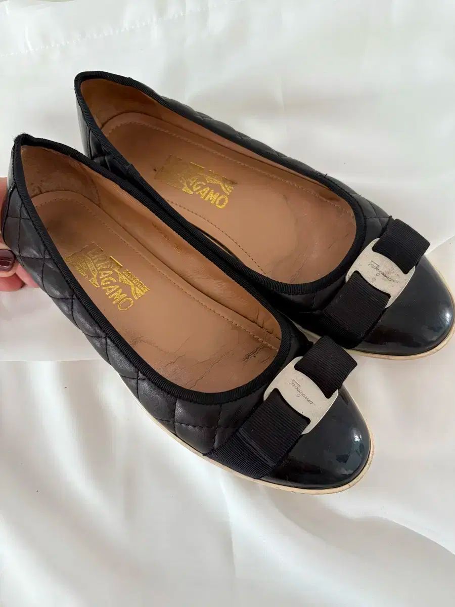 フェラガモ ブラック ヴァラ フラットシューズ 38|245 正規品