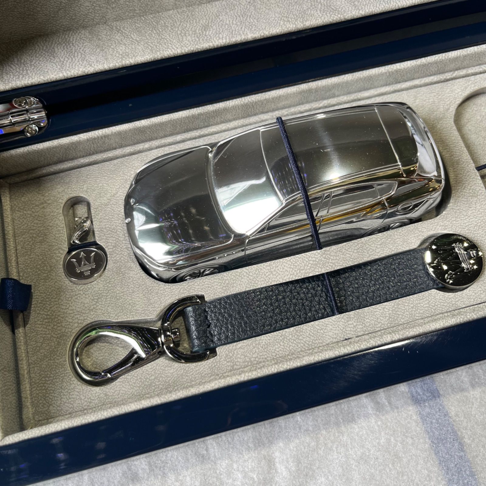 純正 正規品 マセラティ クアトロポルテ シルバー ミニカー キーホルダー 純正 正規品 マセラティ シルバー ミニカー キーホルダー