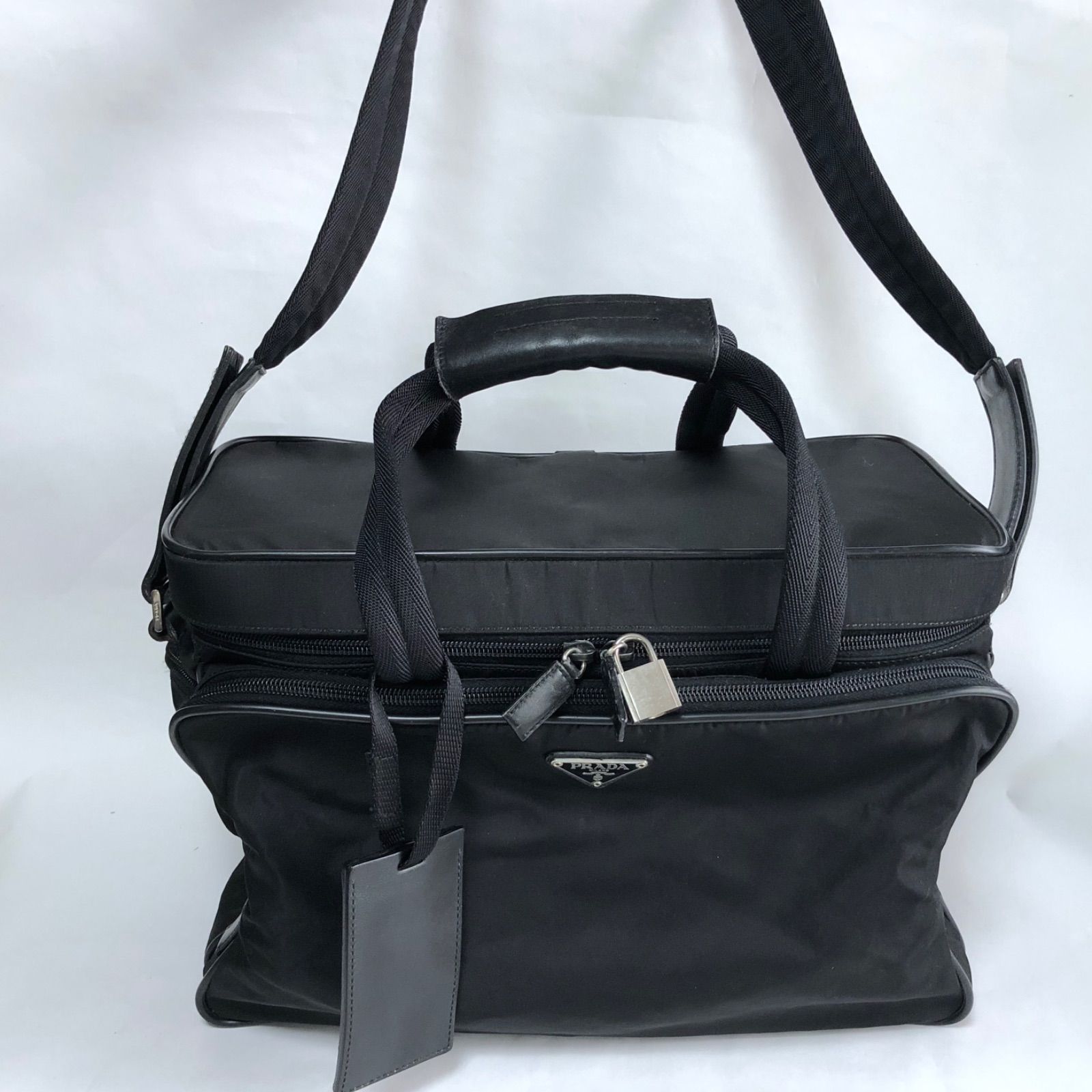 PRADA（プラダ）三角プレート ショルダー付トラベルバッグ