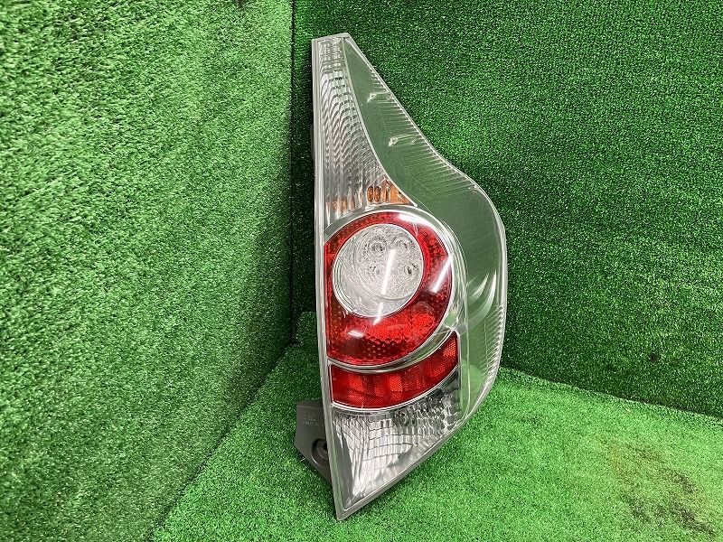 アクア NHP10 右テールランプ