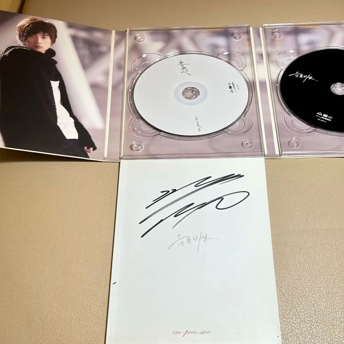 IUサイン入り写真、CDの3点 IUサイン入り写真、CDの3点