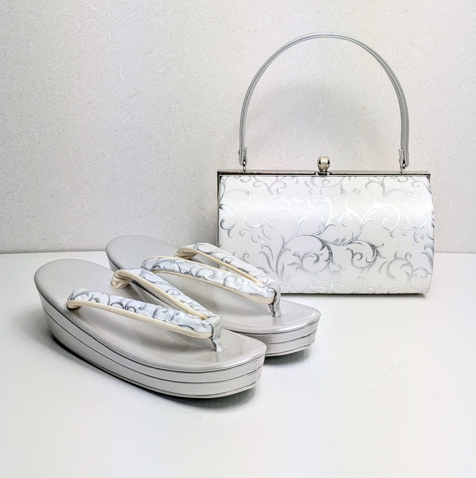 草履バックセット色音振袖用フリーサイズ 黒菱模様ベロア23.5㎝〜24.5㎝適応 草履バックセット色音振袖用フリーサイズ 黒菱模様ベロア23.5㎝〜24.5