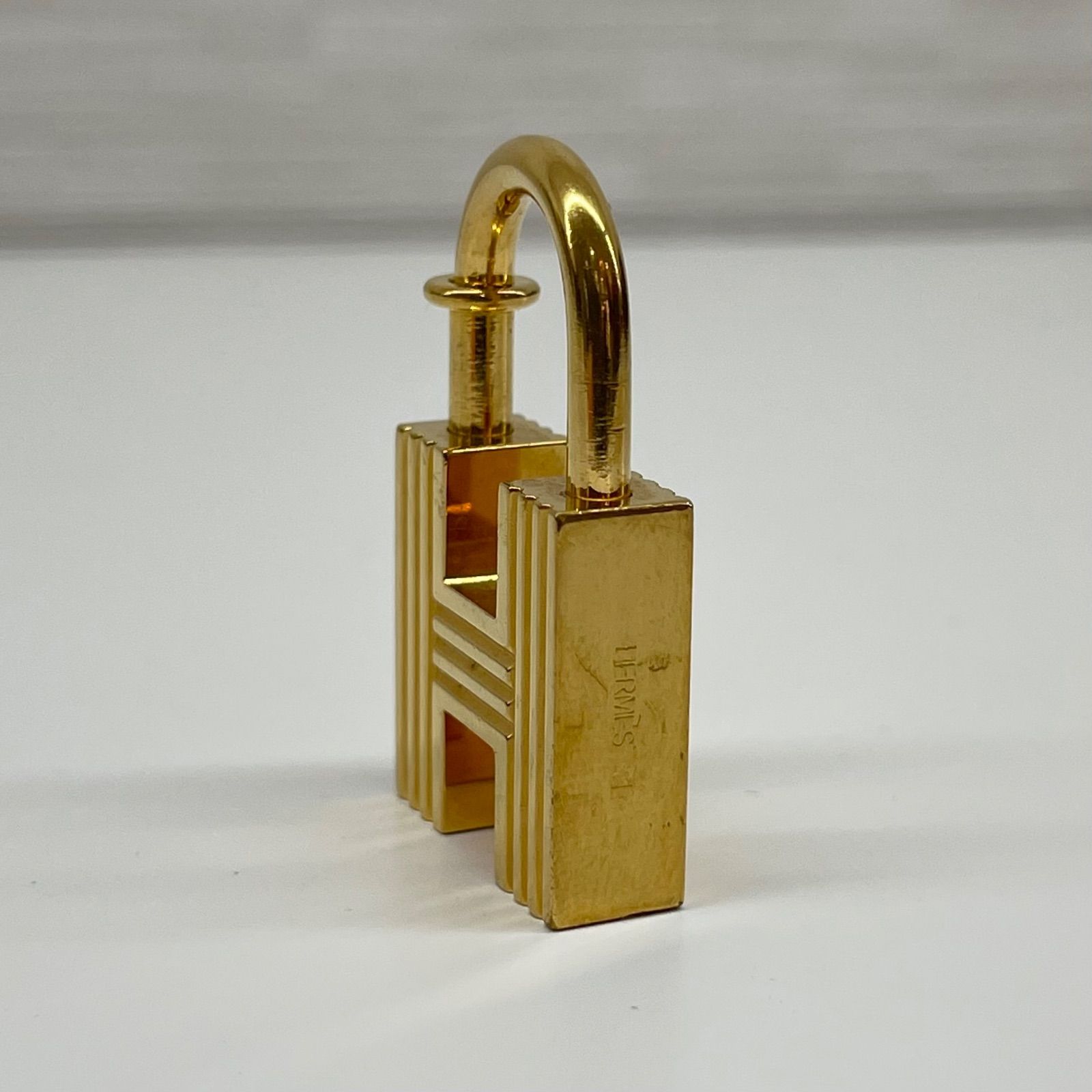 美品❣　カデナ　Ｈモチーフ　2000年限定 エルメス HERMES H カデナ 2000年限定 チャーム ゴールド ブランド