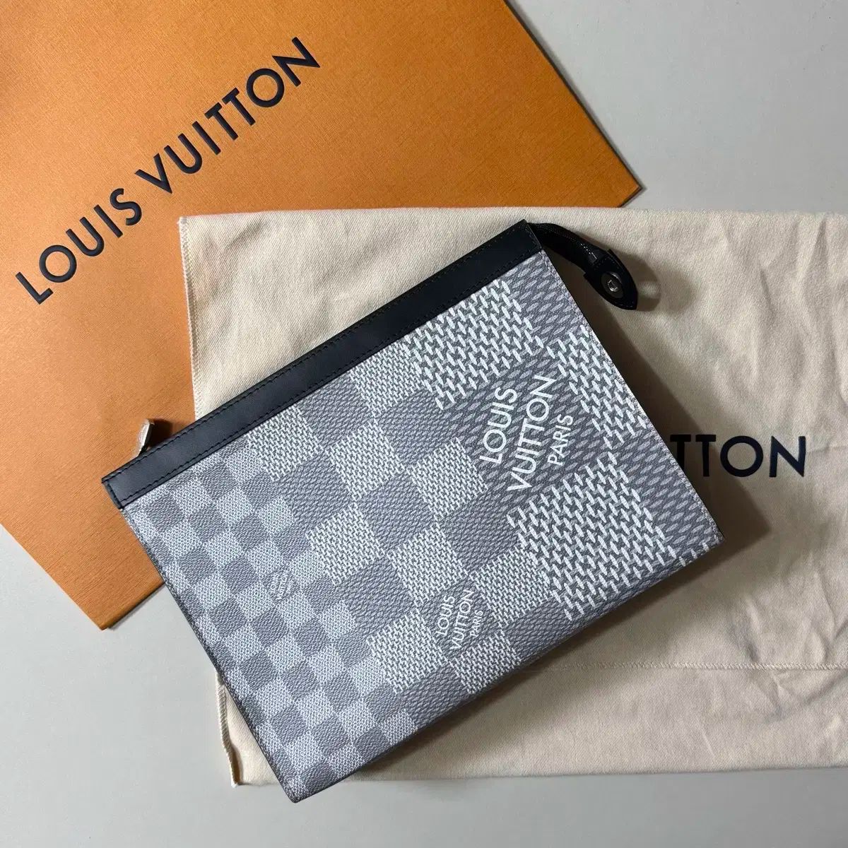 デパートエディション| 版 Louis Vuitton ルイヴィトン ダミエ GRAPHITE グラファイト ポシェット ヴォワヤージュ クラッチ
