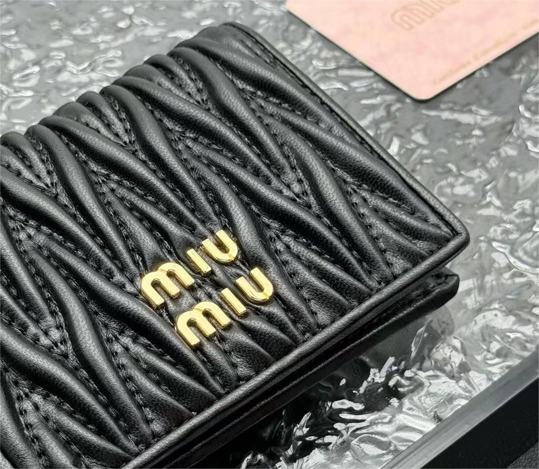 Miu Miu ミュウミュウ マテラッセ ロゴ金具 二つ折り財布 ブラック - 二つ折り財布