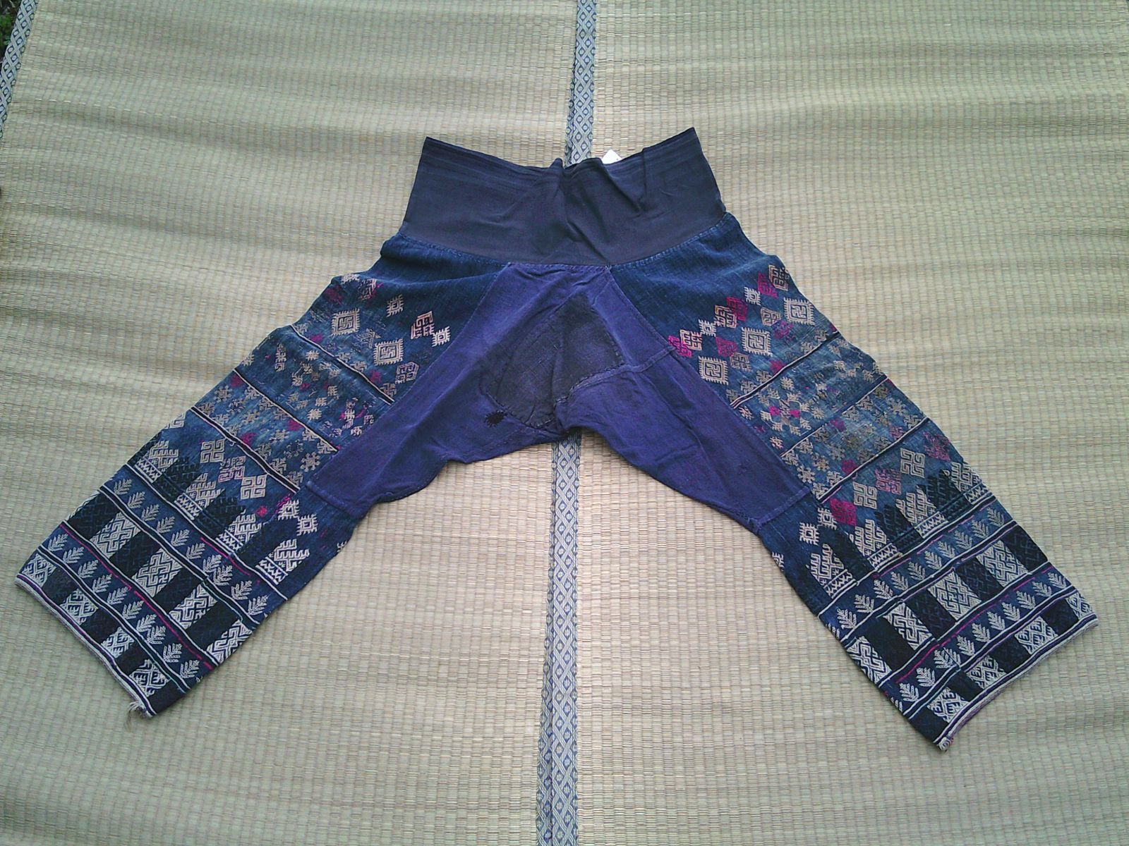 【新品・未使用】ベトナム　ザオ族　ヤオ族　パンツ　ズボン　刺繍　少数民族 新品・未使用】ベトナム ザオ族 ヤオ族 パンツ ズボン 刺繍 少数民族