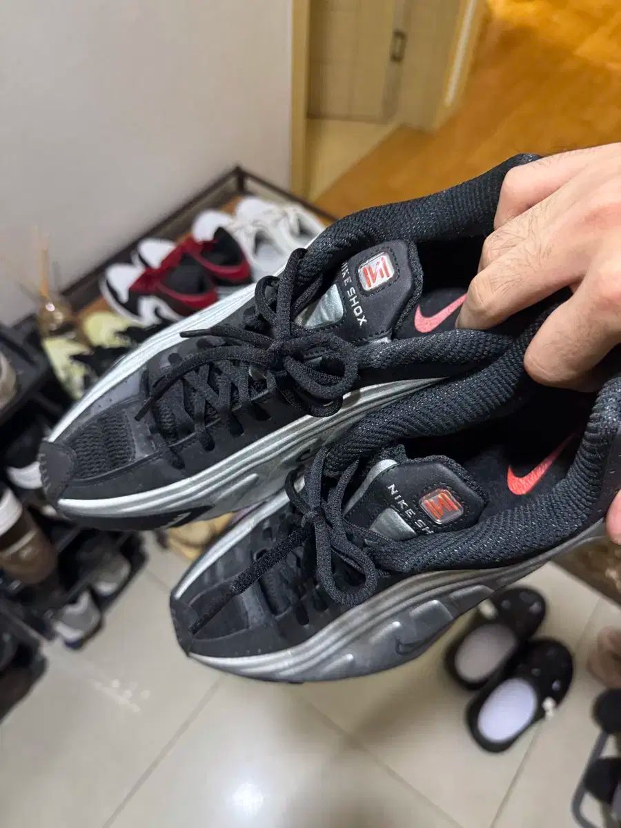 NIKE ナイキ ショックス r4 メタリックシルバー レッド 285